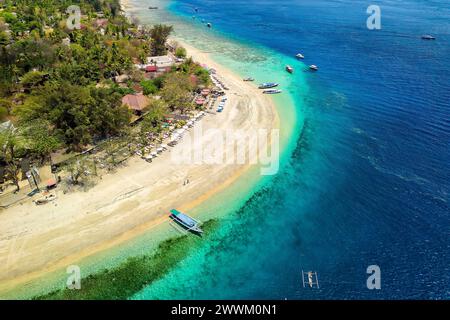 Aus der Vogelperspektive eines tropischen Korallenriffs rund um die Küste einer winzigen Insel in Indonesien (Gili Air, Lombok) Stockfoto