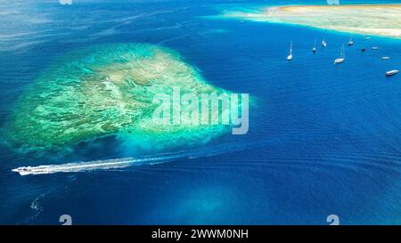 Aus der Vogelperspektive eines tropischen Korallenriffs rund um die Küste einer winzigen Insel in Indonesien (Gili Air, Lombok) Stockfoto