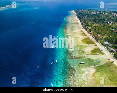 Traditionelle Auslegerboote auf dem tropischen Korallenriff bei Gili Air in der Nähe von Lombok, Indonesien Stockfoto