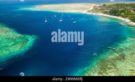 Traditionelle Auslegerboote auf dem tropischen Korallenriff bei Gili Air in der Nähe von Lombok, Indonesien Stockfoto