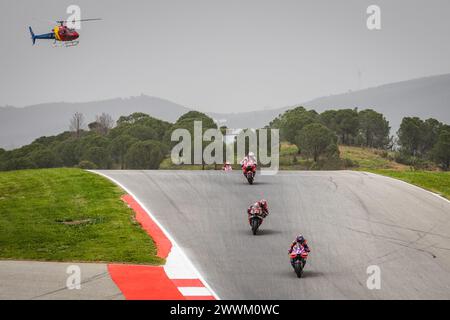 Portimao, Portugal. März 2024. Jorge Martin aus Spanien und Prima Pramac Racing (89), Maverick Vinales aus Spanien und Aprilia Racing (12) und Enea Bastianini aus Italien und Ducati Lenovo Team (23) im Einsatz während des MotoGP-Rennens des Tissot Grand Prix aus Portugal am 24. März 2024, das auf dem Algarve International Circuit in Portimao stattfand, Portugal. (Foto: Henrique Casinhas/SOPA Images/SIPA USA) Credit: SIPA USA/Alamy Live News Stockfoto