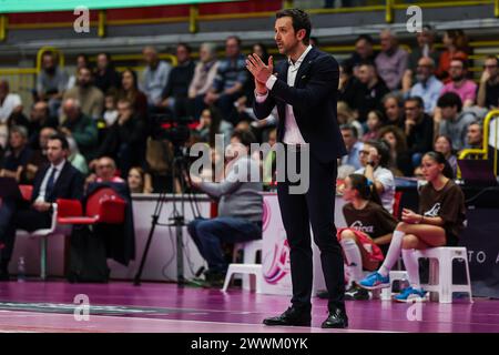 Busto Arsizio, Italien. März 2024. Daniele Santarelli Head Coach des Prosecco Doc Imoco Conegliano Gesten während des Spiels der Volley Serie A Frauen 2023/24 zwischen UYBA E-Work Volley Busto Arsizio und Prosecco Doc Imoco Conegliano in der E-Work Arena. (Foto: Fabrizio Carabelli/SOPA Images/SIPA USA) Credit: SIPA USA/Alamy Live News Stockfoto