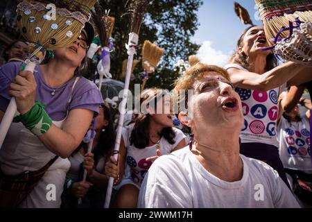 Buenos Aires, Argentinien. März 2024. Eine Gruppe Frauen bei der Demonstration. Mobilisierung 48 Jahre nach dem letzten zivil-militärischen Putsch in Argentinien mit den Slogans "Memory yes" und "Never again". (Foto: Santiago Oroz/SOPA Images/SIPA USA) Credit: SIPA USA/Alamy Live News Stockfoto