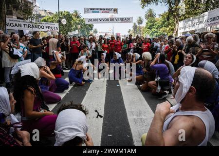 Buenos Aires, Argentinien. März 2024. Aktivisten führen eine künstlerische Performance auf. Mobilisierung 48 Jahre nach dem letzten zivil-militärischen Putsch in Argentinien mit den Slogans "Memory yes" und "Never again". Quelle: SOPA Images Limited/Alamy Live News Stockfoto