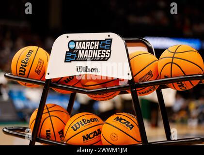 Memphis, Tennessee, USA. März 2024. Eine Reihe von Basketbälle auf dem Platz während des Vorspiels im FedExForum, Austragungsort der NCAA Men's Basketball Tournament Zweitrundenspiele Baylor und Clemson sowie zwischen Houston und Texas A&M am 24. März 2024. (Kreditbild: © Scott Coleman/ZUMA Press Wire) NUR REDAKTIONELLE VERWENDUNG! Nicht für kommerzielle ZWECKE! Stockfoto