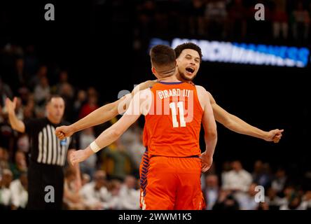 Memphis, Tennessee, USA. März 2024. Clemson Guard CHASE HUNTER (1) feiert mit dem Wärter JOSEPH GIRARD III (11) am Ende des NCAA Men's Basketball Tournament in der zweiten Runde gegen Baylor am 24. März 2024. Clemson Won, 72-64, (Credit Image: © Scott Coleman/ZUMA Press Wire) NUR REDAKTIONELLE VERWENDUNG! Nicht für kommerzielle ZWECKE! Stockfoto