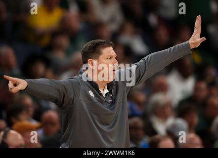 Memphis, Tennessee, USA. März 2024. Clemson-Cheftrainer BRAD BROWNELL ruft seine Spieler beim NCAA Men's Basketball Tournament in der zweiten Runde zwischen den Baylor Bears und den Clemson Tigers am 24. März 2024 an. Clemson Won, 72-64, (Credit Image: © Scott Coleman/ZUMA Press Wire) NUR REDAKTIONELLE VERWENDUNG! Nicht für kommerzielle ZWECKE! Stockfoto