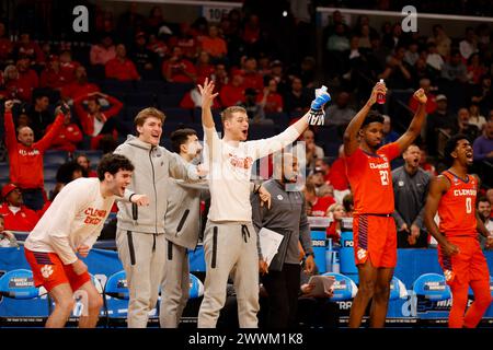 Memphis, Tennessee, USA. März 2024. Die Clemson Bank feiert ein Spiel während des NCAA Men's Basketball Tournament in der zweiten Runde zwischen den Baylor Bears und den Clemson Tigers am 24. März 2024. Clemson Won, 72-64, (Credit Image: © Scott Coleman/ZUMA Press Wire) NUR REDAKTIONELLE VERWENDUNG! Nicht für kommerzielle ZWECKE! Stockfoto