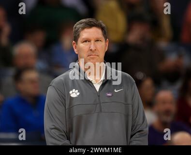 Memphis, Tennessee, USA. März 2024. Clemson-Cheftrainer BRAD BROWNELL beim NCAA Men's Basketball Tournament in der zweiten Runde zwischen den Baylor Bears und den Clemson Tigers am 24. März 2024. Clemson Won, 72-64, (Credit Image: © Scott Coleman/ZUMA Press Wire) NUR REDAKTIONELLE VERWENDUNG! Nicht für kommerzielle ZWECKE! Stockfoto