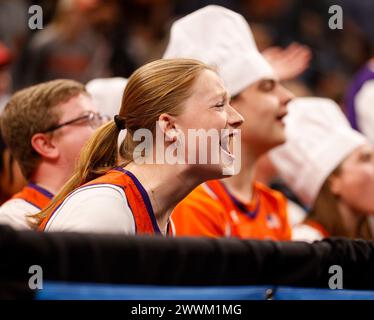Memphis, Tennessee, USA. März 2024. Ein Mitglied der Clemson-Band jubelt während des NCAA Men's Basketball Tournament in der zweiten Runde zwischen den Baylor Bears und den Clemson Tigers am 24. März 2024. Clemson Won, 72-64, (Credit Image: © Scott Coleman/ZUMA Press Wire) NUR REDAKTIONELLE VERWENDUNG! Nicht für kommerzielle ZWECKE! Stockfoto