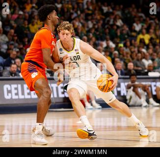 Memphis, Tennessee, USA. März 2024. Baylor Forward CALEB LOHNER (33) schiebt den Ball gegen Clemson Forward CHAUNCEY WIGGINS (21) während des NCAA Men's Basketball Tournament Zweitrundenspiels am 24. März 2024. Clemson Won, 72-64, (Credit Image: © Scott Coleman/ZUMA Press Wire) NUR REDAKTIONELLE VERWENDUNG! Nicht für kommerzielle ZWECKE! Stockfoto