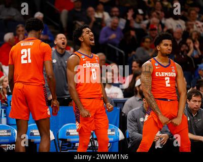 Memphis, Tennessee, USA. März 2024. Die Clemson Bank feiert einen drei-Punkte-Korb während des NCAA Men's Basketball Tournament in der zweiten Runde zwischen den Baylor Bears und den Clemson Tigers am 24. März 2024. Clemson Won, 72-64, (Credit Image: © Scott Coleman/ZUMA Press Wire) NUR REDAKTIONELLE VERWENDUNG! Nicht für kommerzielle ZWECKE! Stockfoto