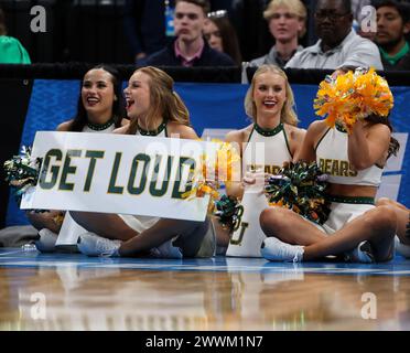 Memphis, Tennessee, USA. März 2024. Baylor Cheerleader beim NCAA Men's Basketball Tournament in der zweiten Runde zwischen den Baylor Bears und den Clemson Tigers am 24. März 2024. Clemson Won, 72-64, (Credit Image: © Scott Coleman/ZUMA Press Wire) NUR REDAKTIONELLE VERWENDUNG! Nicht für kommerzielle ZWECKE! Stockfoto