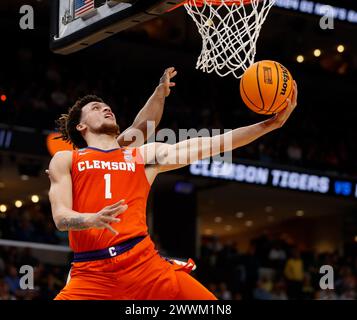 Memphis, Tennessee, USA. März 2024. Clemson Guard CHASE HUNTER (1) geht während des NCAA Men's Basketball Tournament in der zweiten Runde zwischen den Baylor Bears und den Clemson Tigers am 24. März 2024 in den Korb. Clemson Won, 72-64, (Credit Image: © Scott Coleman/ZUMA Press Wire) NUR REDAKTIONELLE VERWENDUNG! Nicht für kommerzielle ZWECKE! Stockfoto