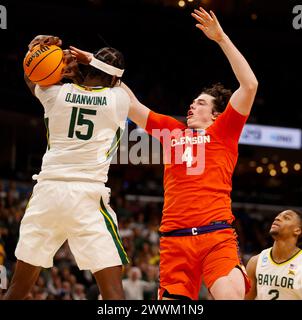 Memphis, Tennessee, USA. März 2024. Baylor-Stürmer JOSH OJIANWUNA (15) und Clemson-Stürmer IAN SCHIEFFELIN (4) kämpfen um einen Rebound während des NCAA Men's Basketball Tournament in der zweiten Runde am 24. März 2024. Clemson Won, 72-64, (Credit Image: © Scott Coleman/ZUMA Press Wire) NUR REDAKTIONELLE VERWENDUNG! Nicht für kommerzielle ZWECKE! Stockfoto