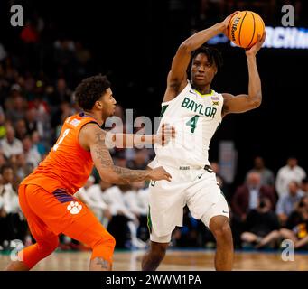 Memphis, Tennessee, USA. März 2024. Baylor Guard ja'KOBE WALTER (4) will den Ball während des NCAA Men's Basketball Tournament in der zweiten Runde zwischen den Baylor Bears und den Clemson Tigers am 24. März 2024 passieren. Clemson Won, 72-64, (Credit Image: © Scott Coleman/ZUMA Press Wire) NUR REDAKTIONELLE VERWENDUNG! Nicht für kommerzielle ZWECKE! Stockfoto