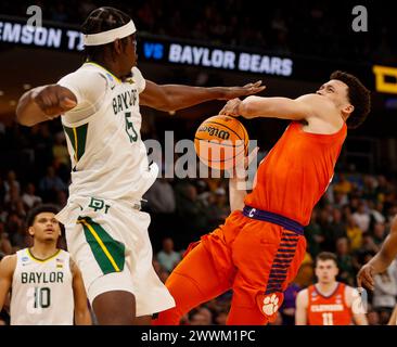 Memphis, Tennessee, USA. März 2024. Clemson Guard CHASE HUNTER (1) wird von Baylor Stürmer JOSH OJIANWUNA (15) während des NCAA Men's Basketball Tournament in der zweiten Runde am 24. März 2024 angegriffen. Clemson Won, 72-64, (Credit Image: © Scott Coleman/ZUMA Press Wire) NUR REDAKTIONELLE VERWENDUNG! Nicht für kommerzielle ZWECKE! Stockfoto