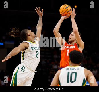 Memphis, Tennessee, USA. März 2024. Clemson Guard CHASE HUNTER (1) schießt den Ball über Baylor Guard JAYDEN NUNN (2) während des NCAA Men's Basketball Tournament in der zweiten Runde am 24. März 2024. Clemson Won, 72-64, (Credit Image: © Scott Coleman/ZUMA Press Wire) NUR REDAKTIONELLE VERWENDUNG! Nicht für kommerzielle ZWECKE! Stockfoto
