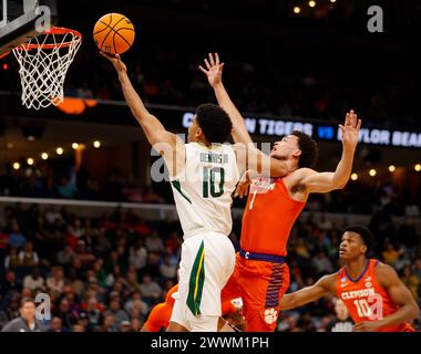 Memphis, Tennessee, USA. März 2024. Der Baylor-Guard RAYJ DENNIS (10) geht im NCAA Men's Basketball Tournament am 24. März 2024 gegen Clemson Guard CHASE HUNTER (1) in den Korb. Clemson Won, 72-64, (Credit Image: © Scott Coleman/ZUMA Press Wire) NUR REDAKTIONELLE VERWENDUNG! Nicht für kommerzielle ZWECKE! Stockfoto