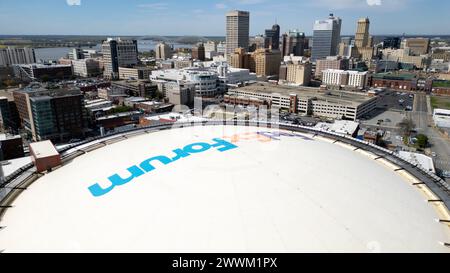 Memphis, Tennessee, USA. März 2024. Die Skyline von Memphis kann im Hintergrund vom FedExForum aus gesehen werden, wo am 24. März 2024 die NCAA Men's Basketball Tournament in der zweiten Runde Baylor und Clemson sowie zwischen Houston und Texas A&M stattfanden. (Kreditbild: © Scott Coleman/ZUMA Press Wire) NUR REDAKTIONELLE VERWENDUNG! Nicht für kommerzielle ZWECKE! Stockfoto