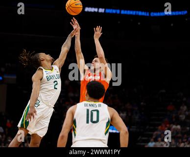 Memphis, Tennessee, USA. März 2024. Clemson Guard CHASE HUNTER (1) schießt den Ball über Baylor Guard JAYDEN NUNN (2) während des NCAA Men's Basketball Tournament in der zweiten Runde am 24. März 2024. Clemson Won, 72-64, (Credit Image: © Scott Coleman/ZUMA Press Wire) NUR REDAKTIONELLE VERWENDUNG! Nicht für kommerzielle ZWECKE! Stockfoto