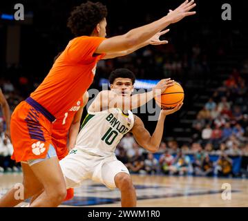 Memphis, Tennessee, USA. März 2024. Baylor-Garant RAYJ DENNIS (10) will den Ball während des NCAA Men's Basketball Tournament in der zweiten Runde zwischen den Baylor Bears und den Clemson Tigers am 24. März 2024 passieren. Clemson Won, 72-64, (Credit Image: © Scott Coleman/ZUMA Press Wire) NUR REDAKTIONELLE VERWENDUNG! Nicht für kommerzielle ZWECKE! Stockfoto