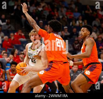 Memphis, Tennessee, USA. März 2024. Baylor Forward CALEB LOHNER (33) spielt gegen Clemson Forward CHAUNCEY WIGGINS (21) während des NCAA Men's Basketball Tournament Zweitrundenspiels am 24. März 2024. Clemson Won, 72-64, (Credit Image: © Scott Coleman/ZUMA Press Wire) NUR REDAKTIONELLE VERWENDUNG! Nicht für kommerzielle ZWECKE! Stockfoto