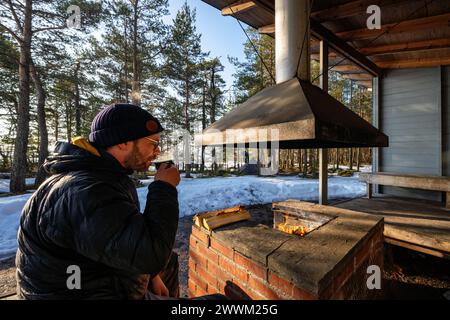 Genießen Sie ein heißes Getränk auf der Insel Pirttisaari, Porvoo, Finnland Stockfoto