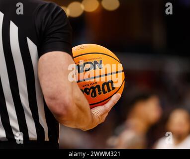 Memphis, Tennessee, USA. März 2024. Ein Schiedsrichter hält einen Ball während des NCAA Men's Basketball Tournament in der zweiten Runde zwischen den Houston Cougars und den Texas A&M Aggies am 24. März 2024. Houston gewann mit 100:95, in Überstunden. (Kreditbild: © Scott Coleman/ZUMA Press Wire) NUR REDAKTIONELLE VERWENDUNG! Nicht für kommerzielle ZWECKE! Stockfoto