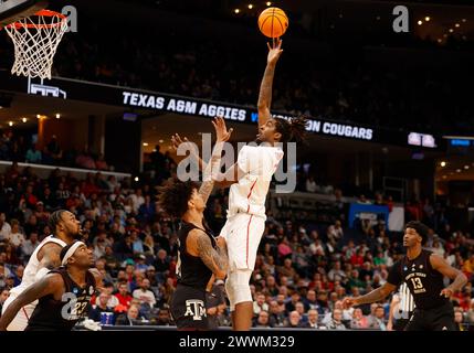 Memphis, Tennessee, USA. März 2024. Houston Stürmer ja'VIER FRANCIS (5) schießt den Ball über Texas A&M Stürmer ANDERSSON GARCIA (11) während des NCAA Men's Basketball Tournament Zweitrundenspiels am 24. März 2024. Houston gewann mit 100:95, in Überstunden. (Kreditbild: © Scott Coleman/ZUMA Press Wire) NUR REDAKTIONELLE VERWENDUNG! Nicht für kommerzielle ZWECKE! Stockfoto