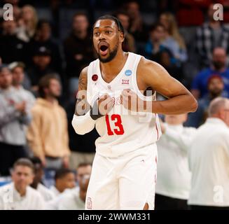 Memphis, Tennessee, USA. März 2024. Houston Stürmer J'WAN ROBERTS (13) gibt während des NCAA Men's Basketball Tournament in der zweiten Runde zwischen den Houston Cougars und den Texas A&M Aggies am 24. März 2024 Gesten zu einem Teamkollegen. Houston gewann mit 100:95, in Überstunden. (Kreditbild: © Scott Coleman/ZUMA Press Wire) NUR REDAKTIONELLE VERWENDUNG! Nicht für kommerzielle ZWECKE! Stockfoto