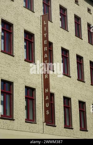 Geburtshaus von Erich Weihnert Geburtshaus von Erich Weihnert, 24.08.2022, Magdeburg, Thiemstrasse, Sachsen-Anhalt, das Geburtshaus des Dichters Erich Weihnert wurde zum Literaturhaus in Magdeburg umgestaltet. *** Geburtsort von Erich Weihnert Geburtsort von Erich Weihnert, 24 08 2022, Magdeburg, Thiemstrasse, Sachsen-Anhalt, der Geburtsort des Dichters Erich Weihnert wurde in ein Literaturhaus in Magdeburg umgebaut Stockfoto