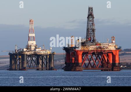 Aktenfoto vom 02/16 von einer Ölplattform, die neben anderen Bohrinseln steht, die im Cromarty Firth bei Invergordon in den Highlands von Schottland zurückgelassen wurden. Die MSPs fordern von der schottischen Regierung Klarheit über die Zukunft eines Fonds, der eingerichtet wurde, um dem Nordosten dabei zu helfen, seine Wirtschaft auf umweltfreundlichere Alternativen zu Öl und Gas zu konzentrieren. Ausgabedatum: Montag, 25. März 2024. Stockfoto