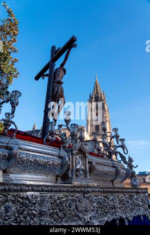 Karwochenprozession in Oviedo, Bruderschaft der Studenten, Asturien. Spanien. Stockfoto