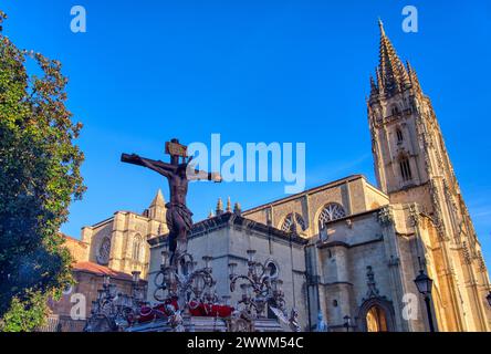 Karwochenprozession in Oviedo, Bruderschaft der Studenten, Asturien. Spanien. Stockfoto