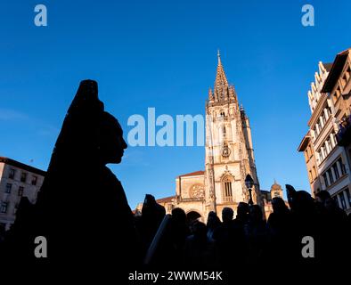 Karwochenprozession in Oviedo, Bruderschaft der Studenten, Asturien. Spanien. Stockfoto