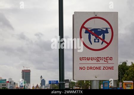 Kein Schild für die Drohnenzone gegenüber dem Nagaworld Hotel-Casino in Phnom Penh, Kambodscha. Stockfoto
