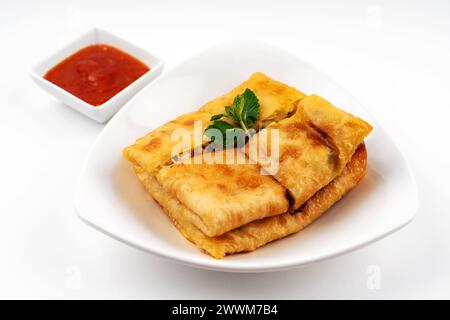 Ei Murtabak oder Marttabak Jawa Gemüse gefüllte Pfannkuchen auf weißem Hintergrund Stockfoto