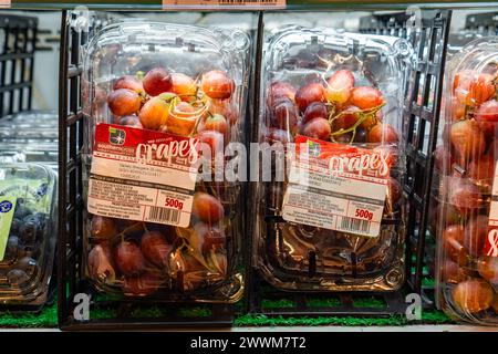 Econsave, Kampar, Perak - 25. März 2024 : Rote kernlose Traube in transparenter Box Import aus Südafrika. Leicht zu tragen und zu essen Stockfoto