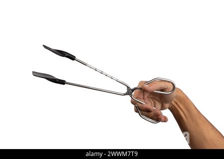 Männliche Hand, die Küchenzange hält, isolierter weißer Hintergrund Stockfoto