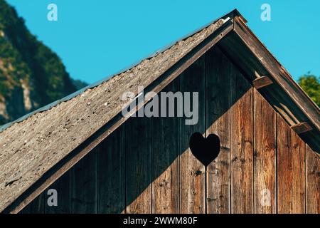 Herzförmiges Taubenloch auf hölzernem Bauernhaus, Detail aus der Region Bohinj in Slowenien, selektiver Fokus Stockfoto