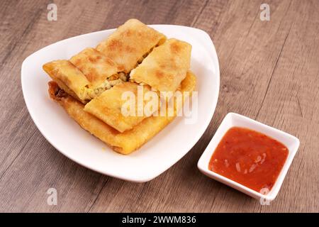 Martabak Jawa oder Eier Murtabak Gemüse gefüllte Pfannkuchen Stockfoto