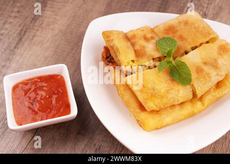Eier Murtabak oder Marttabak Jawa Gemüse gefüllte Pfannkuchen Stockfoto
