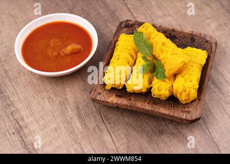 Roti Jala oder Netzbrot und Currysauce Stockfoto