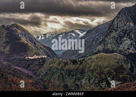 Panorama der Schluchten von Sagittario und des mittelalterlichen Dorfes Castrovalva auf einem Felssporn. Abruzzen, Italien, Europa Stockfoto