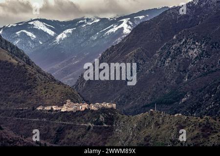 Panorama der Schluchten von Sagittario und des mittelalterlichen Dorfes Castrovalva auf einem Felssporn. Abruzzen, Italien, Europa Stockfoto