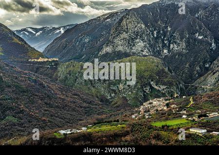 Panorama der Schluchten von Sagittario und des mittelalterlichen Dorfes Castrovalva auf einem Felssporn und des Dorfes Anversa degli Abruzzi. Stockfoto