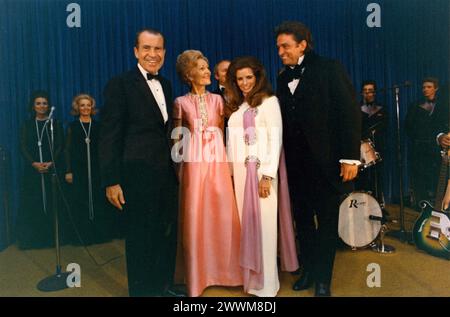 Präsident Richard Nixon, Pat Nixon, June Carter Cash und Johnny Cash on Stage After the Cashs' 'Evening at the White House' Concert Performance im East Room, 17-17-1970 Stockfoto