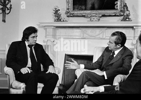 Präsident Richard Nixon und Johnny Cash im Oval Office im Weißen Haus, Juli 1972 - Foto des Büros des Weißen Hauses Stockfoto