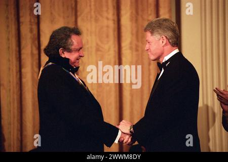 Präsident Clinton schüttelt Johnny Cash beim Empfang die Hand, um die Preisträger des Kennedy Center 1996 zu ehren Stockfoto